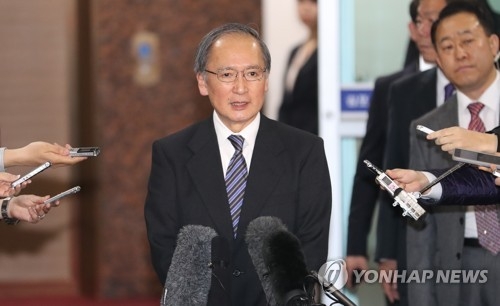日本驻韩大使长岭安政在首尔金浦机场接受采访。(韩联社)