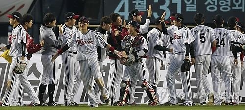 (LEAD) LG Twins eliminate NC Dinos, move on to second round in baseball postseason - 2
