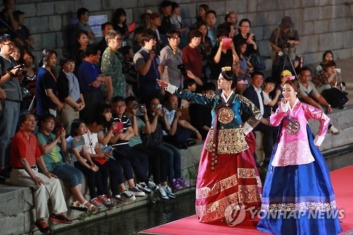 Female models walk on a stage set on Cheonggye Stream in downtown Seoul during a hanbok fashion show held on Sept. 10, 2016. (Yonhap)