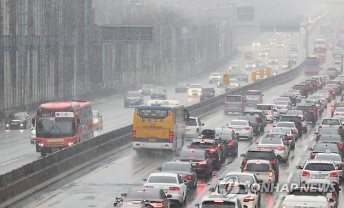 The Seoul-Busan expressway is congested with cars amid snow on Jan. 29, 2017. (Yonhap)
