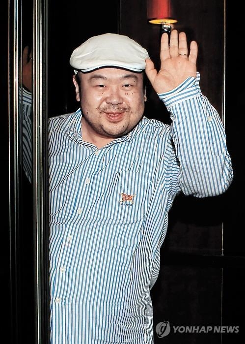 Shown is a file photo of Kim Jong-nam, the half brother of North Korean leader Kim Jong-un, at a restaurant in Macau in 2010. A press statement released by the Malaysian police on Feb. 14, 2017, said a 46-year-old North Korean named Kim Chol died the previous day on his way to a hospital from a Malaysia International Airport service counter where he sought initial medical treatment. Reports said Kim Chol, an alias used by Kim Jong-nam, was attacked by two unidentified women with chemical sprays. The suspects immediately fled in a taxi, and Malaysian police suspect North Korea was behind the killing. (Photo courtesy of JoongAng Sunday) (Yonhap)