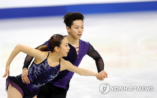South Korea's Kim Kyu-eun (L) and Kam Kang-chan perform during their pairs free skating program at the ISU Four Continents Figure Skating Championships in Gangneung, Gangwon Province, on Feb. 18, 2017. (Yonhap)