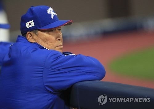 South Korean national baseball manager Kim In-sik watches his team play against the military club Sangmu in a practice game ahead of the World Baseball Classic at Gocheok Sky Dome in Seoul on March 2, 2017. (Yonhap)