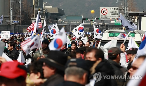 Protesters in support of ousted President Park Geun-hye gather at Gwanghwamun Square in central Seoul on March 11, 2017, to join a rally calling for the nullification of the Constitutional Court's ruling to uphold her impeachment over a corruption scandal. (Yonhap)