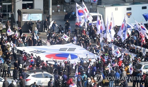 A group of pro-Park protesters march in a rally near Deoksu Palace in central Seoul on March 11, 2017, one day after the Constitutional Court's ruling to uphold the impeachment of President Park Geun-hye. (Yonhap)