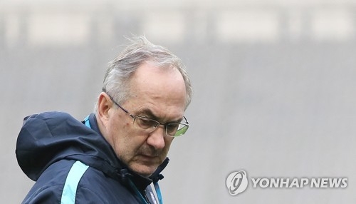 In this photo taken on March 26, 2017, South Korean men's national football team head coach Uli Stielike looks at the pitch during the team's practice at the National Football Center in Paju, Gyeonggi Province. (Yonhap)