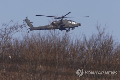 This photo taken in January 2016 shows a U.S. army helicopter in training over the Rodriguez training ground in Pocheon, north of Seoul. (Yonhap)