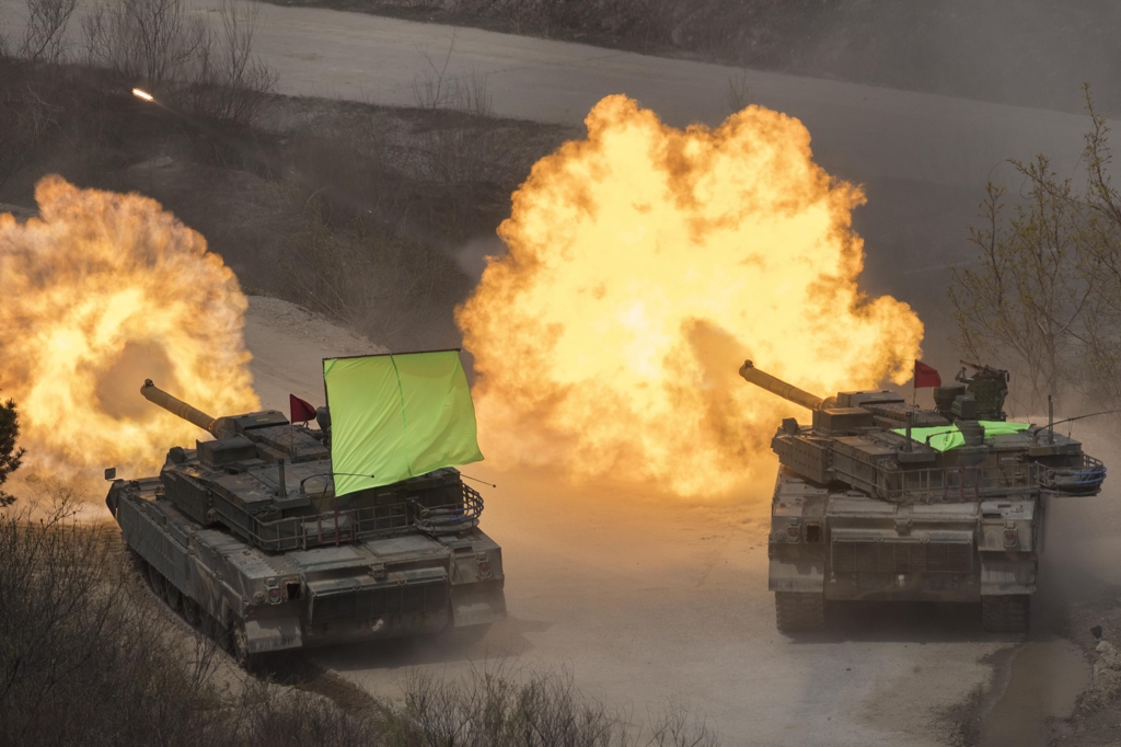 K-2 Black Panther battle tanks fire during a combined training exercise with the U.S. in Pocheon, northeast of Seoul, on April 26, 2017. (Yonhap)