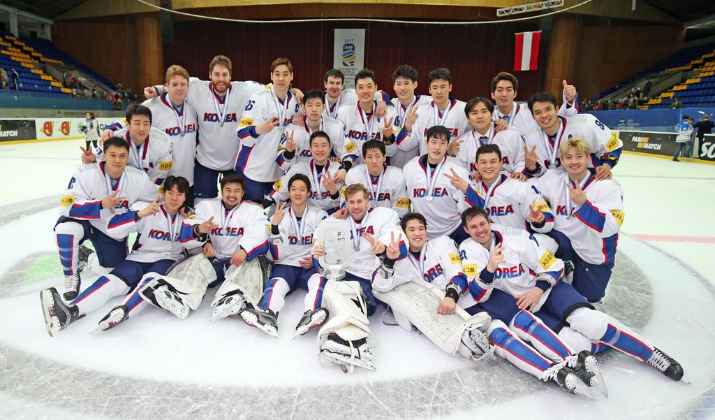 In this photo provided by Hockey Photo, South Korean players pose for pictures after finishing second at the International Ice Hockey Federation (IIHF) World Championship Division I Group A in Kiev, Ukraine, on April 28, 2017. (Yonhap)