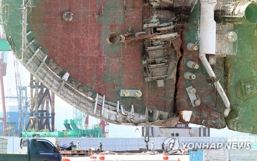 Search team finds remains of person wearing life jacket in Sewol ferry - 1