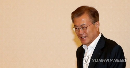 This photo, taken on May 26, 2017, shows President Moon Jae-in attending a luncheon meeting with Cabinet ministers at the presidential office Cheong Wa Dae in Seoul. (Yonhap) 