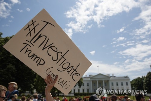 Demonstrators gather outside the White House a day after U.S. President Donald Trump fired FBI Director James Comey in Washington on May 10, 2017. (AP-Yonhap) 