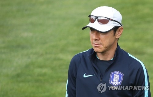South Korea's under-20 national football team head coach Shin Tae-yong looks his players at Cheonan Football Centre in Cheonan, South Chungcheong Province, on May 29, 2017, one day ahead of their FIFA U-20 World Cup round of 16 match against Portugal. (Yonhap)