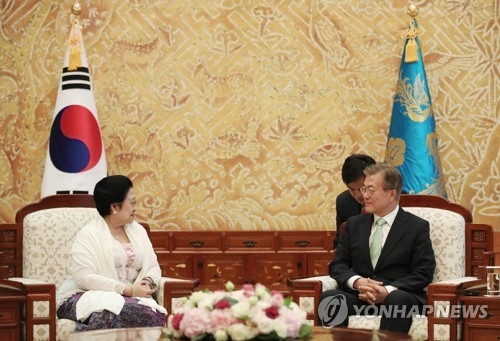 South Korean President Moon Jae-in (R) talks with the visiting former Indonesian President Megawati Sukarnoputri at Cheong Wa Dae in Seoul on May 29, 2017. (Yonhap)