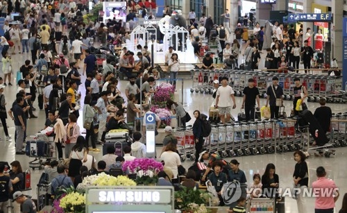 Holidaymakers pack the departure lounge of Incheon International Airport, west of Seoul, on Aug. 11, 2017, at the end of the summer vacation season. (Yonhap)
