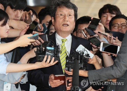 Actor Moon Seung-geun answers questions from reporters before entering the Seoul Central District Prosecutors' Office in southern Seoul on Sept. 18, 2017, to give evidence to the probe into allegations that the National Intelligence Service under the 2008-2013 Lee Myung-bak government created and maintained a blacklist of left-leaning cultural and arts figures to disadvantage them. (Yonhap)