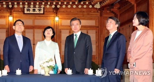 President Moon Jae-in (C) holds a special meeting with ruling and opposition party leaders at the presidential office Cheong Wa Dae in Seoul on Sept. 27, 2017. They are (from L) Joo Ho-young, floor leader and acting chief of the splinter Bareun Party; Rep. Choo Mi-ae, head of the ruling Democratic Party; Moon; Ahn Cheol-soo of the liberal People's Party; and Rep. Lee Jeong-mi of the progressive Justice Party. (Yonhap)