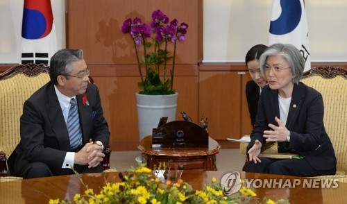 Foreign Minister Kang Kyung-wha (R) speaks with Japanese Vice Foreign Minister Shinsuke Sugiyama in a meeting held in Seoul on Oct. 18, 2017. (Yonhap)