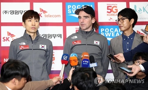 Bob de Jong (C), coach of the South Korean national speed skating team, talks to reporters next to Lee Seung-hoon (L) after a national team training session at Taeneung International Rink in Seoul on Oct. 24, 2017. (Yonhap)