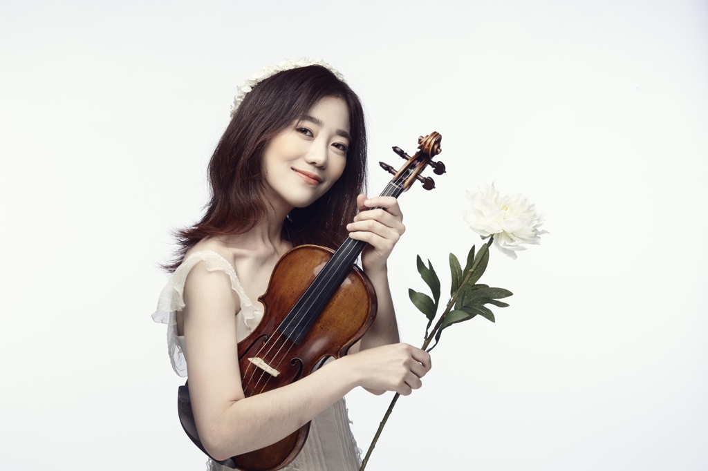 This photo provided by Haewa JHP shows South Korean violinist Park Ji-hae pose with her instrument. (Yonhap)