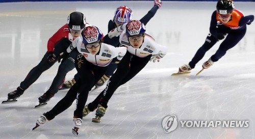 Choi Min-jeong of South Korea (front) competes in the women's 1,000m final at the International Skating Union World Cup Short Track Speed Skating at Mokdong Ice Rink in Seoul on Nov. 19, 2017. (Yonhap)