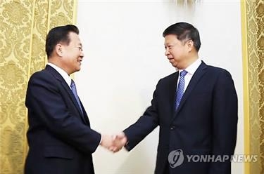 In this picture captured from the website of the International Liaison Department of the Communist Party of China, Song Tao (R), the head of the department, shakes hands with Choe Ryong-hae, a high-ranking North Korean official. (Yonhap)