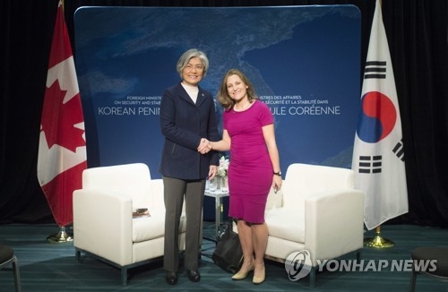 This photo of The Canadian Press, released via AP, shows South Korean Foreign Minister Kang Kyung-wha (L) with Canadian Foreign Affairs Minister Chrystia Freeland in Vancouver, Canada, on Jan. 15, 2018. (Yonhap) 