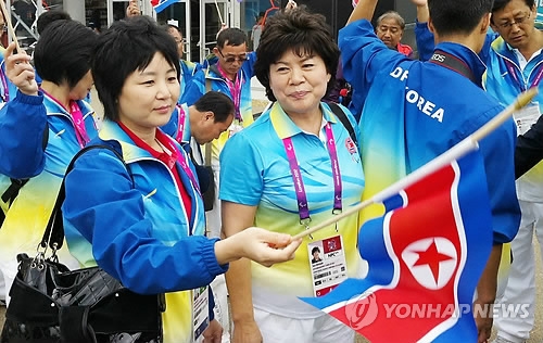 Former North Korean table tennis player Li Bun-hui waves the flag of North Korea during a welcoming ceremony of the 2012 Summer Paralympics held in London in this file photo taken on Aug. 27, 2012. (Yonhap)
