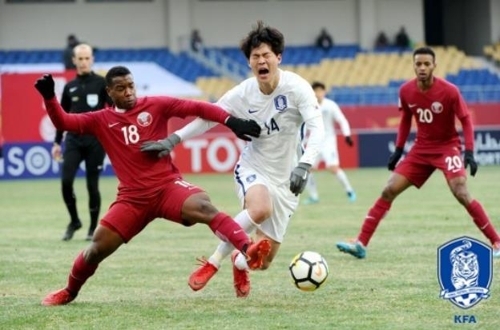 This photo provided by the Korea Football Association on Jan. 26, 2018, shows South Korean forward Kim Gun-hee (C) challenged by a Qatari defender during the Asian Football Confederation U-23 Championship third place playoff in China. (Yonhap) 