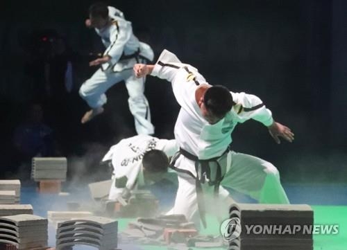 In this file photo taken June 24, 2017, taekwondo demonstrators from North Korea break bricks during the opening ceremony of the World Taekwondo (WT) World Taekwondo Championships at T1 Arena in Muju, North Jeolla Province. (Yonhap)