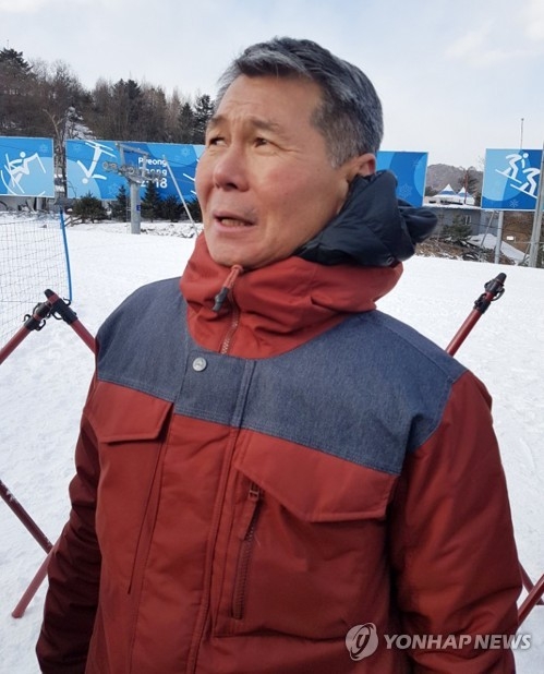 Kim Jong-jin, father of U.S. snowboarder Chloe Kim, speaks to reporters at Phoenix Snow Park in PyeongChang, some 180 kilometers east of Seoul, after watching his daughter's performance in the women's halfpipe event at the PyeongChang Winter Olympics on Feb. 12, 2018. (Yonhap)