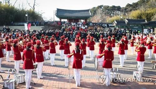 Members of North Korea's cheering squad stage a surprise performance at Ojukheon, where Joseon Dynasty scholar Yi I and his mother Shin Saimdang were born, in Gangneung, Gangwon Province, on Feb. 13, 2018. (Yonhap)