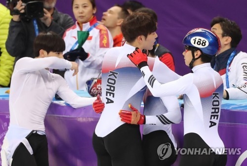 Members of the South Korean men's short track relay team embrace after finishing fourth in the 5,000-meter final at the PyeongChang Winter Olympics at Gangneung Ice Arena in Gangneung, Gangwon Province, on Feb. 22, 2018. (Yonhap)