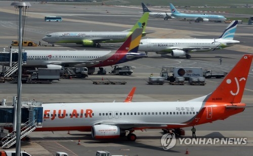 This photo shows passenger jets at Gimpo International Airport. (Yonhap) 