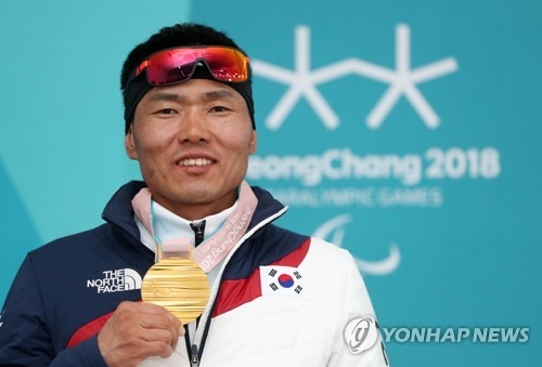 South Korean para Nordic skier Sin Eui-hyun shows the gold medal he won at the 2018 Winter Paralympics during a press conference at Alpensia Biathlon Centre in PyeongChang, Gangwon Province, on March 18, 2018. (Yonhap)