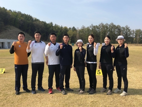 This photo provided by the Korea Archery Association on April 16, 2018, shows the archers who qualified for the 2018 Asian Games in Jakarta and Palembang, Indonesia, after the national team trials in Jincheon, 90 kilometers south of Seoul. From left: Oh Jin-hyek, Im Dong-hyun, Kim Woo-jin, Lee Woo-seok, Chang Hye-jin, Jung Dasomi, Kang Chae-young and Lee Eun-gyeong. (Yonhap)
