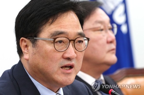 Woo Won-shik, the floor leader of the ruling Democratic Party, speaks during a party meeting at the National Assembly in Seoul on April 19, 2018. (Yonhap)