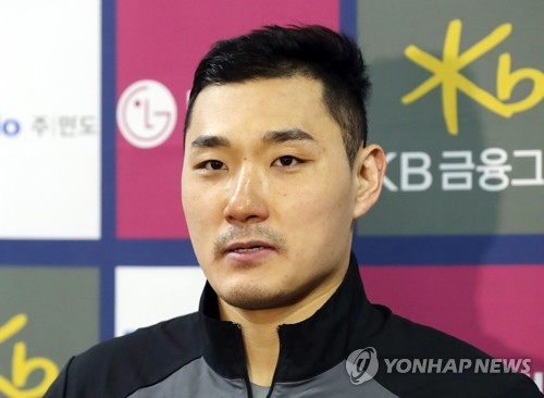 In this file photo from Feb. 3, 2018, South Korean men's hockey defenseman Lee Don-ku speaks to reporters after an exhibition game against Kazakhstan at Seonhak International Ice Rink in Incheon, 40 kilometers west of Seoul. (Yonhap)