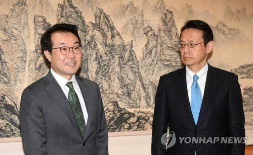 South Korea's top nuclear envoy Lee Do-hoon (L) meets with his Japanese counterpart Kenji Kanasugi in Seoul on April 23, 2018. (Yonhap)