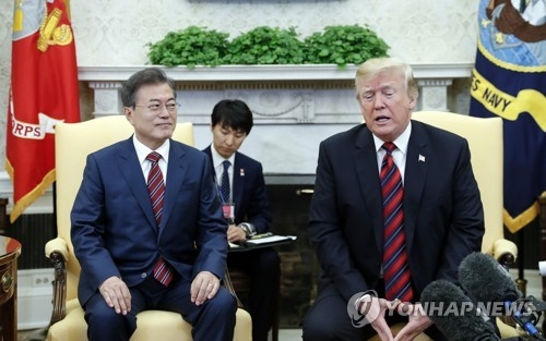 This photo shows South Korean President Moon Jae-in (L) meeting with U.S. President Donald Trump at the White House in Washington on May 22, 2018. (Yonhap)