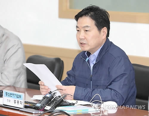 In this photo, provided by Ministry of Small and Medium-sized Enterprises and Startups, Minister Hong Jong-haak speaks during a meeting with businessmen in Incheon, west of Seoul, on June 18, 2018. (Yonhap)