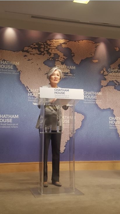 Foreign Minister Kang Kyung-wha speaks at Chatham House in London on July 19, 2018, in this photo provided by her ministry. (Yonhap)