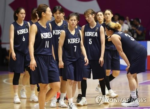 Players on the unified Korean women's basketball team walk off the court at GBK Basketball Hall in Jakarta after losing to Chinese Taipei 87-85 in Group X play at the Asian Games on Aug. 17, 2018. (Yonhap)