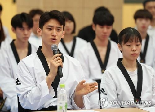 South Korean taekwondo fighter Lee Dae-hoon (L) speaks at a media event at the National Training Center in Jincheon, North Chungcheong Province, on Aug. 8, 2018. Sitting next to Lee is Kang Bo-ra. (Yonhap)