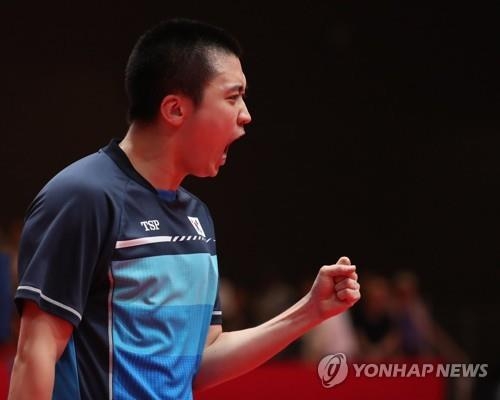 South Korean table tennis player Jeoung Young-sik celebrates during the men's table tennis team final against China at the 18th Asian Games in Jakarta on Aug. 28, 2018. (Yonhap)