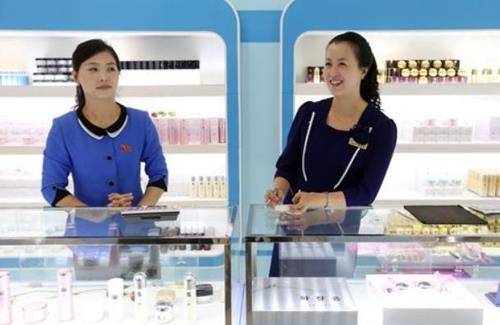An image captured on Sept. 18, 2018, from the Global Times shows saleswomen in the retail store of the Pyongyang Cosmetics Factory. (Yonhap)
