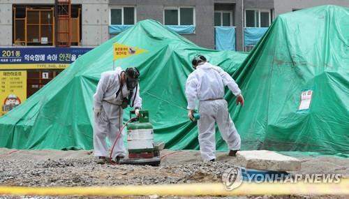 Quarantine officials disinfect a construction site in Daegu, 300 kilometers southeast of Seoul, on Sept. 19, 2018, to prevent further spread of red fire ants. (Yonhap) 