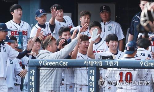 Members of the Doosan Bears celebrate a grand slam by Oh Jae-il against the Nexen Heroes in the bottom of the seventh inning of a Korea Baseball Organization regular season game at Jamsil Stadium in Seoul on Sept. 25, 2018. The Bears won the game 13-2 to clinch the best regular season record with 12 games left. (Yonhap)