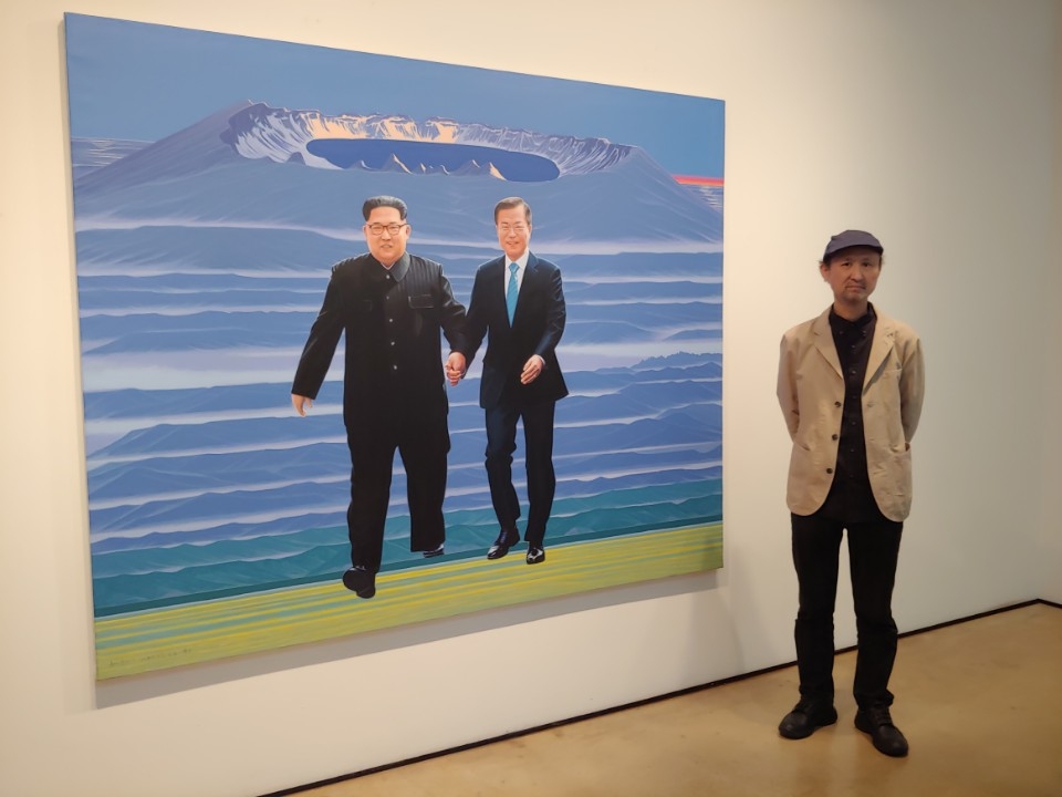 Lee Jong-gu poses for photos next to his painting "Spring is Here 2" at Hakgojae Gallery in Seoul on Sept. 28, 2018. (Yonhap)
