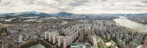 This photo, provided by Lotte Group and taken from the observation deck of Lotte World Tower, the tallest building in South Korea, shows Seoul's cityscape dotted with apartments. (Yonhap)